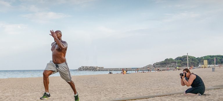 Sportler läuft am Strand