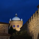 Rund um die Stadtmauer der Altstadt von Cáceres