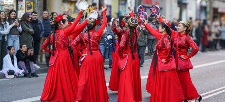 Karnevalsumzug in Sants – ein Fest der Kulturen Karnevalsumzug in Sants – ein Fest der Kulturen